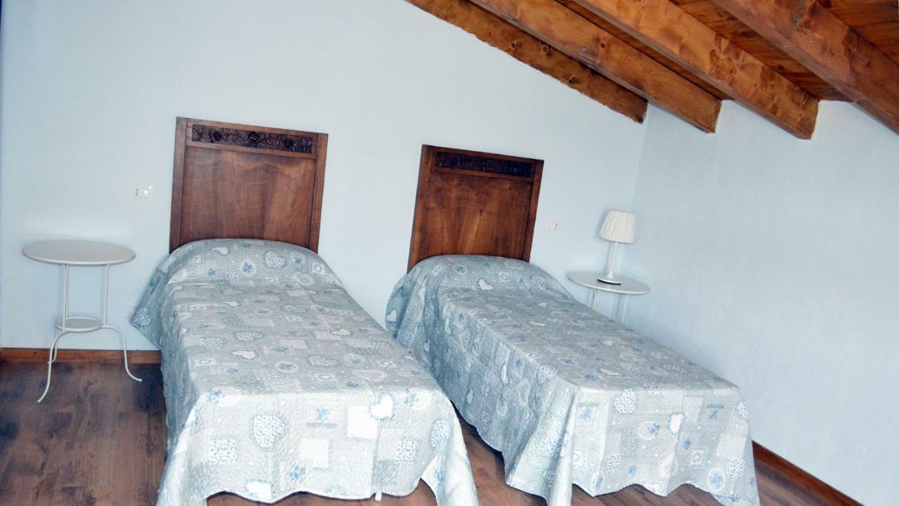 Agriturismo "Veritas" Bed & Wine Casaleggio Boiro Bagian luar foto