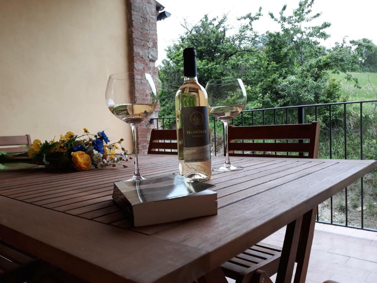 Agriturismo "Veritas" Bed & Wine Casaleggio Boiro Bagian luar foto