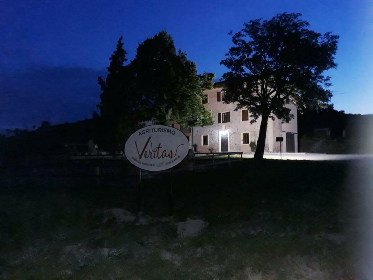 Agriturismo "Veritas" Bed & Wine Casaleggio Boiro Bagian luar foto